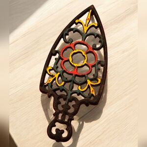VINTAGE Cast Iron Trivet Flower Design hot pans, hot irons